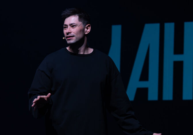 Живопись без кистей: омский ЧАТ показал, как театр может говорить об искусстве