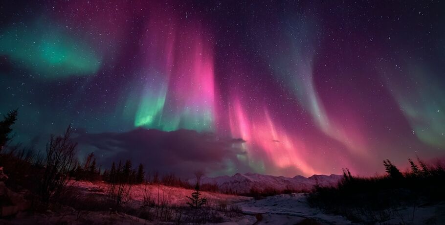 Полярные сияния пробились сквозь пелену тумана