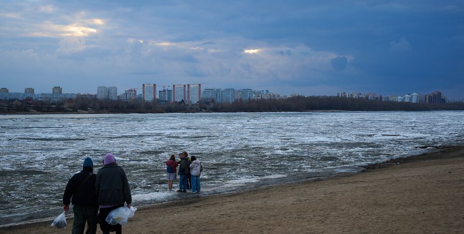Не ледоход, но смотреть уже можно. Как Иртыш "смывает зиму"