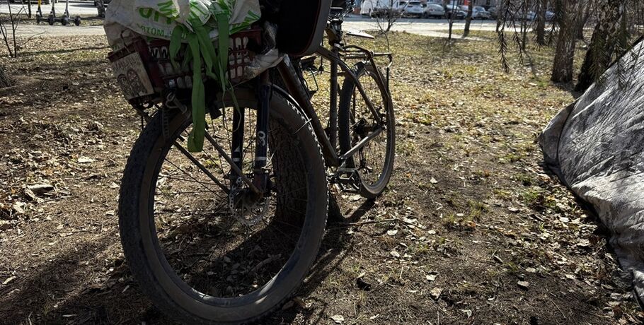Из Таксимо в Питер. "Отчаянный велогитарист" остановился в Омске во время большого путешествия по России