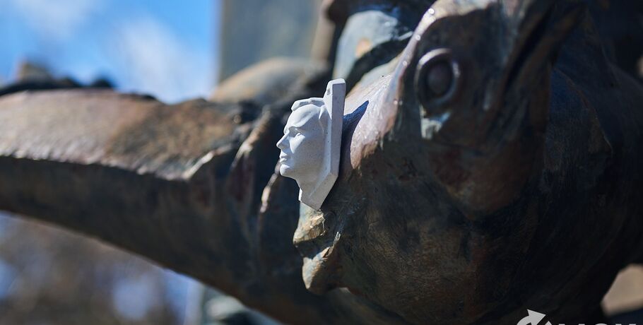 "Диалога хочется с миром, обществом". На улицах Омска "спрятали" микромонументы с Гагариным, которые можно забрать себе