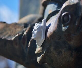 "Диалога хочется с миром, обществом". На улицах Омска "спрятали" микромонументы с Гагариным, которые можно забрать себе