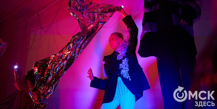 Избушка на курьих лапках и символы хаоса: сказки предстали на модном подиуме