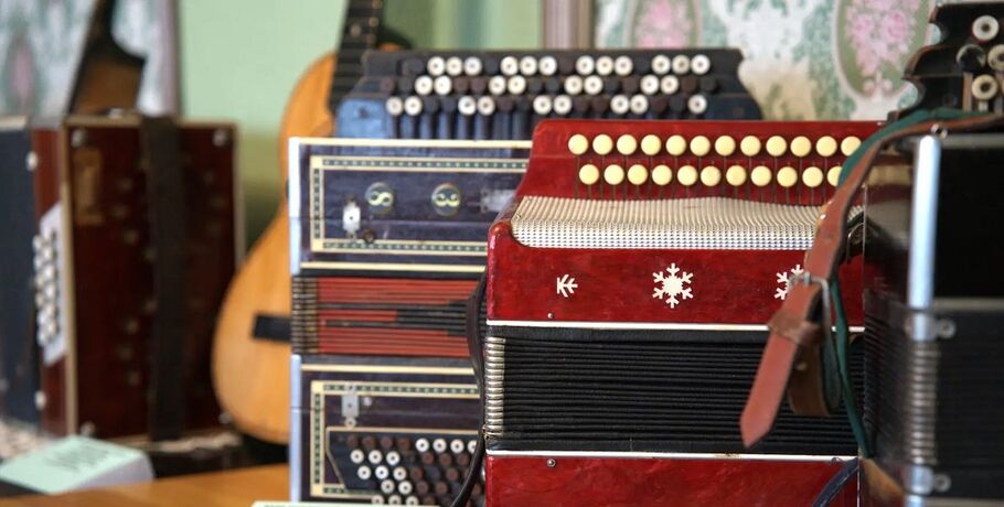 От первого баяна до гитары героя-фронтовика: в Омске представят коллекцию народных инструментов с историей