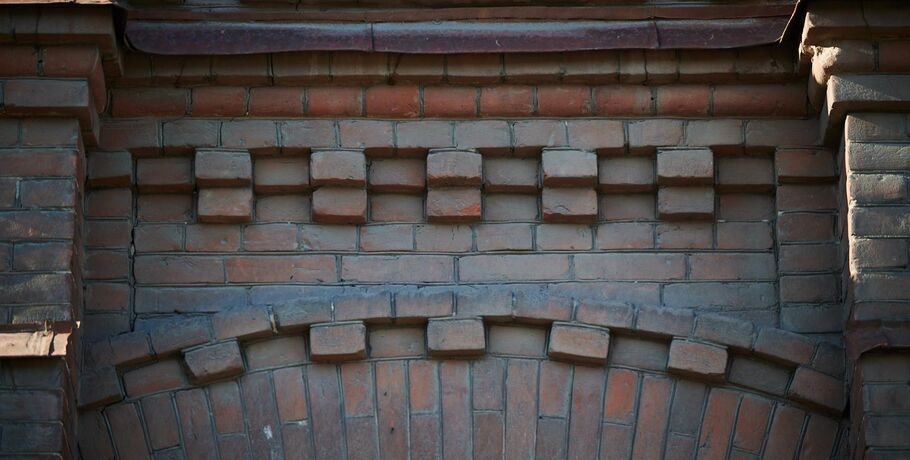 Кирпичная классика. В Омске настояли на ремонте офицерского клуба начала XX века