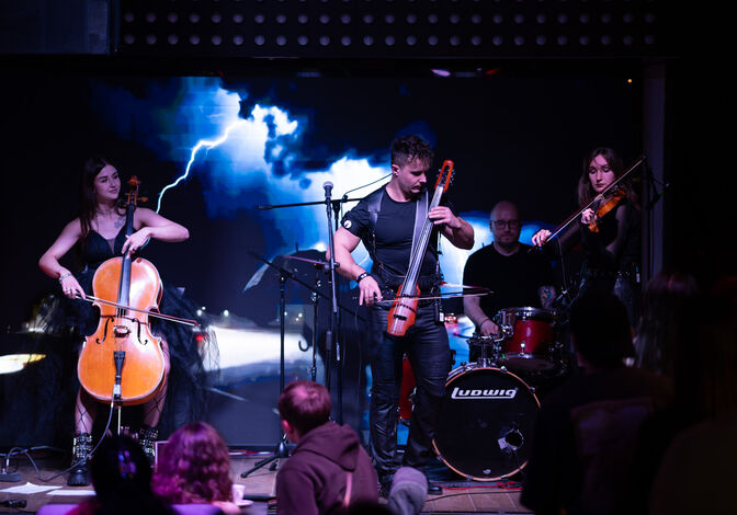 Бах и КиШ рвали струны.&nbsp;Музыканты из Санкт-Петербурга&nbsp;сплели воедино классику и рок