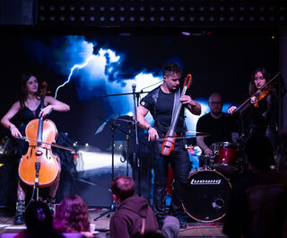 Бах и КиШ рвали струны.&nbsp;Музыканты из Санкт-Петербурга&nbsp;сплели воедино классику и рок