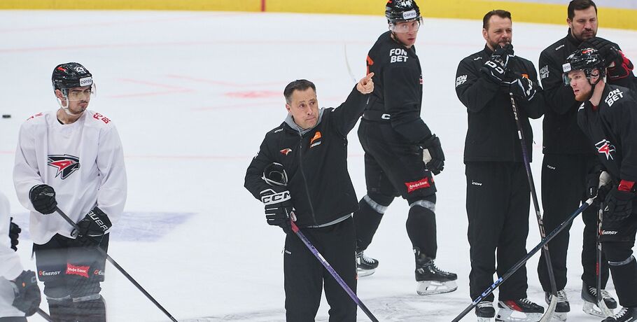 Обошёл Никитина, но вышел на Хартли. Главный тренер "Авангарда" ведёт команду к Кубку