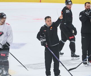 Обошёл Никитина, но вышел на Хартли. Главный тренер "Авангарда" ведёт команду к Кубку