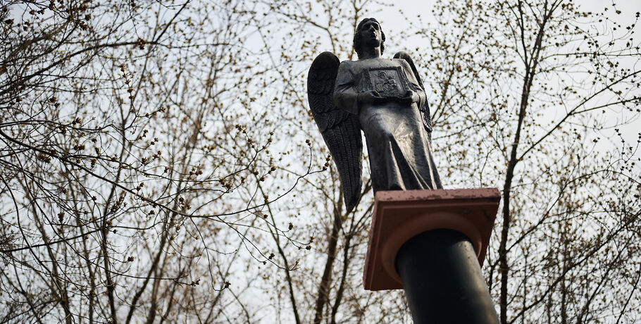 Некрополь с видом на омский "Хогвартс". Где покоится внучка Ершова и родственник Чайковского