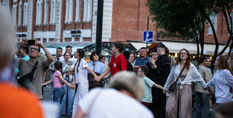 Закупиться книжками, станцевать на вечёрке, прогуляться по Любинскому: что нужно успеть за выходные в Омске