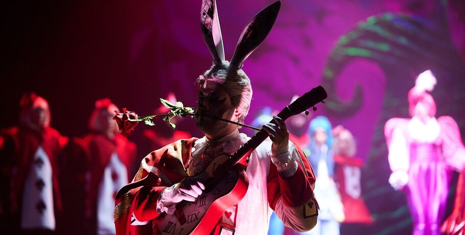 Найти общий язык с новой Красной Королевой. Артист Омского музтеатра улетает в Калининград