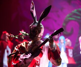 Найти общий язык с новой Красной Королевой. Артист Омского музтеатра улетает в Калининград