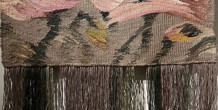 После 40 лет лекций к ткацкому станку: омская художница представит выставку "цветущих" гобеленов