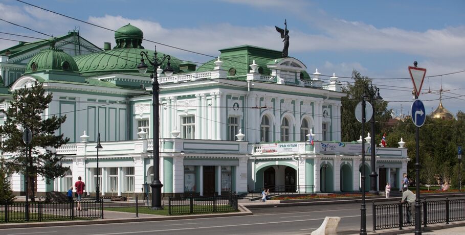 С экранов ТВ на омскую сцену. Актёры из Санкт-Петербурга везут в Культурную столицу два спектакля