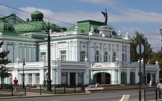 С экранов ТВ на омскую сцену. Актёры из Санкт-Петербурга везут в Культурную столицу два спектакля