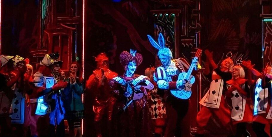 Белый кролик с сибирской харизмой: артист Омского музтеатра ворвался в премьеру мюзикла в Калининграде