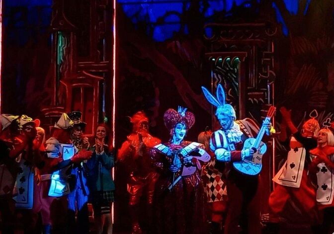 Белый кролик с сибирской харизмой: артист Омского музтеатра ворвался в премьеру мюзикла в Калининграде
