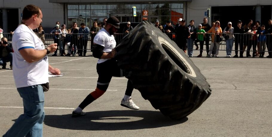 "Мы большие, но каждый переживает и боится". В Омске прошли соревнования сильнейших спортсменов