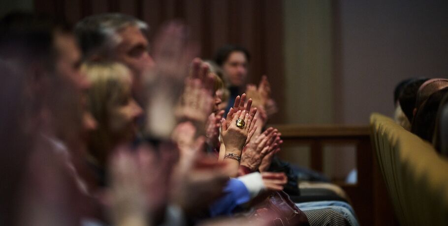 От абсурда к лирике: две премьеры в майском "меню" Камерного театра