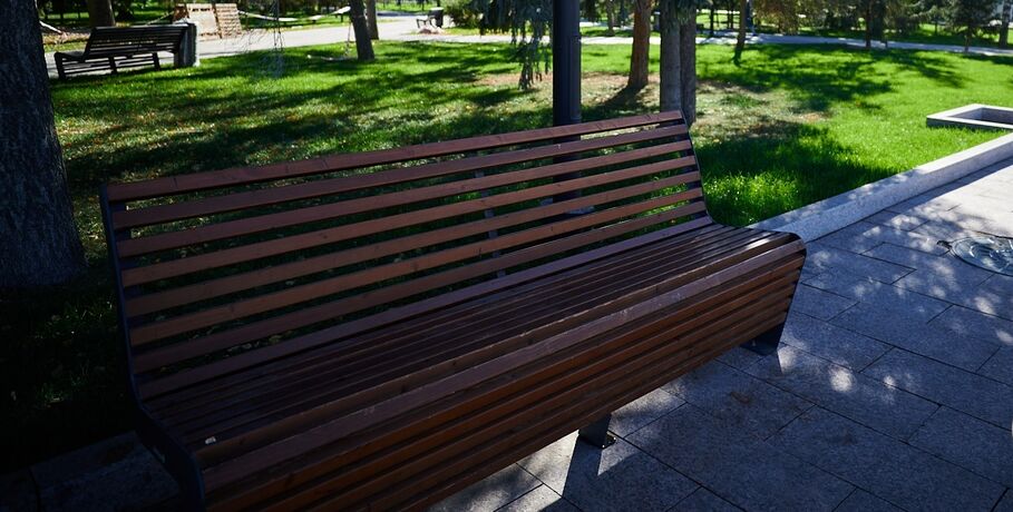 Клумба с геопластикой и новые скамьи: как благоустроят площадь перед КДЦ "Иртыш"