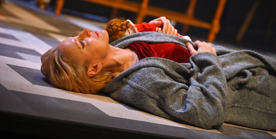 Необходимая боль и неоспоримое одиночество. О чём просит "Мама" в Омской драме