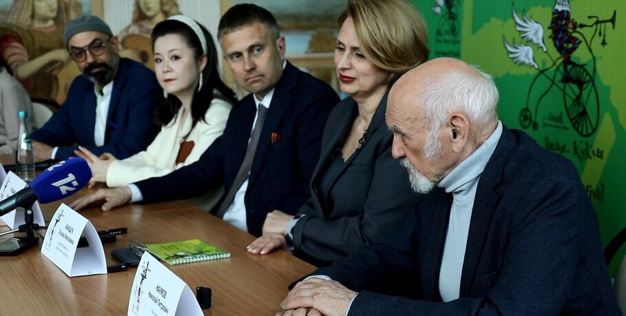 "Мы встретились в Омске большой кукольной семьёй". Открылся восьмой фестиваль "В гостях у "Арлекина"