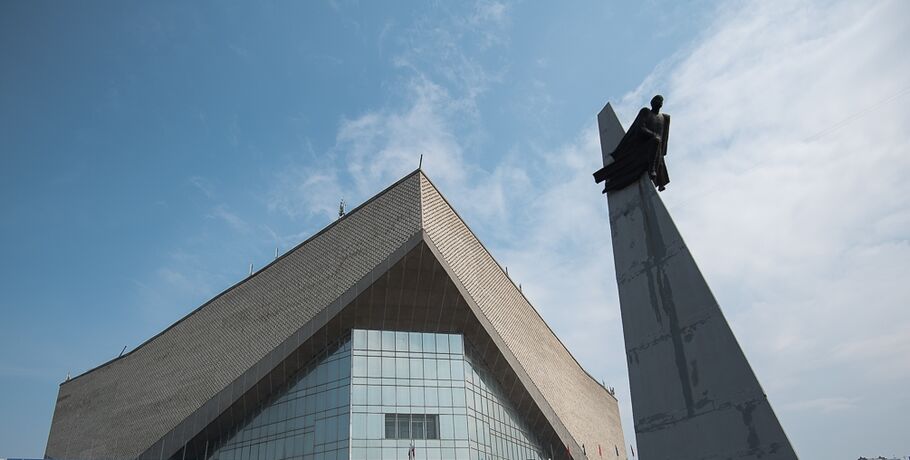 Старые кресла из СКК имени Блинова "гуляют" по Омску