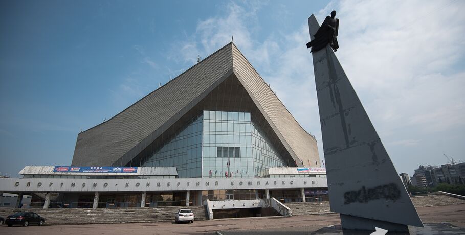 Старые кресла из СКК имени Блинова "гуляют" по Омску