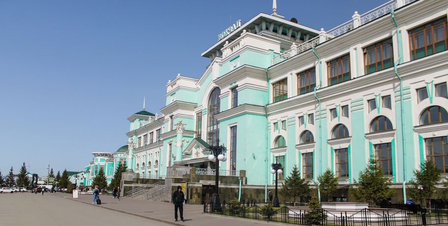 Привокзальная площадь в Омске стала холстом для тёплых эмоций