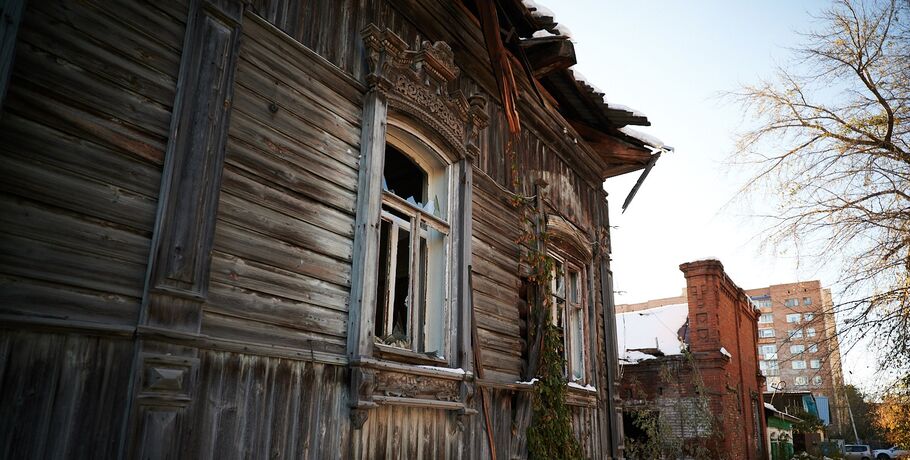 Барочные наличники и голландская печь. В Омске исследовали бывший жилой дом Власа Сергеева