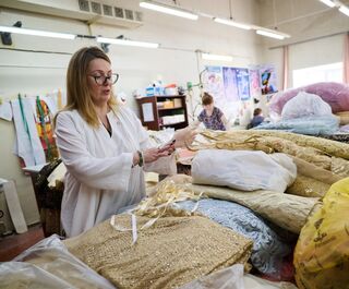 Атмосфера тихой роскоши. Рассматриваем закулисье "Летучей мыши" и примеряем платье главной героини
