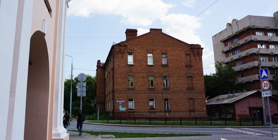 Для столетнего дома у Тарских ворот добились ремонта