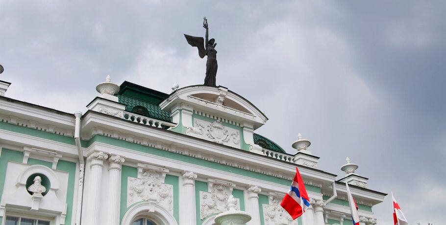 Из Омска в Петербург и обратно. Театр на Васильевском привёз знакомых зрителям актёров