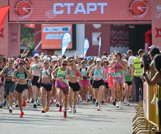 Красота в скорости. Как омички пробежали "Цветочный забег"