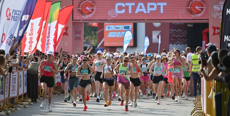 Красота в скорости. Как омички пробежали "Цветочный забег"