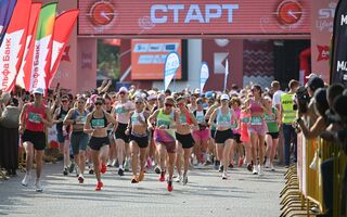 Красота в скорости. Как омички пробежали "Цветочный забег"