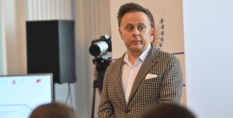 "Сегодня как никогда нужно думать о зрителе". Кирилл Крок о заботе с пользой для театрального кошелька