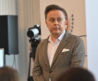 "Сегодня как никогда нужно думать о зрителе". Кирилл Крок о заботе с пользой для театрального кошелька