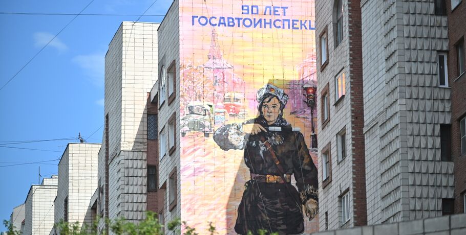 От холста к фасаду: картина омского живописца обрела новую жизнь в уличном искусстве