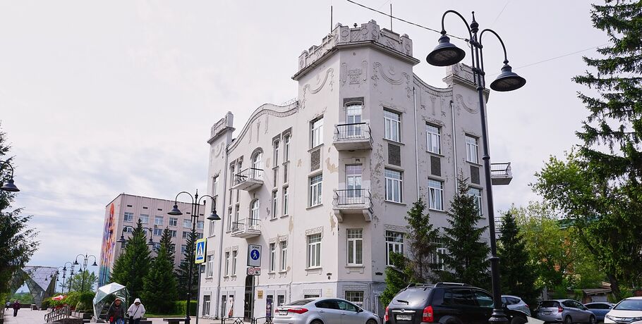 На ул. Чокана Валиханова обновят фасады "сибирского замка"