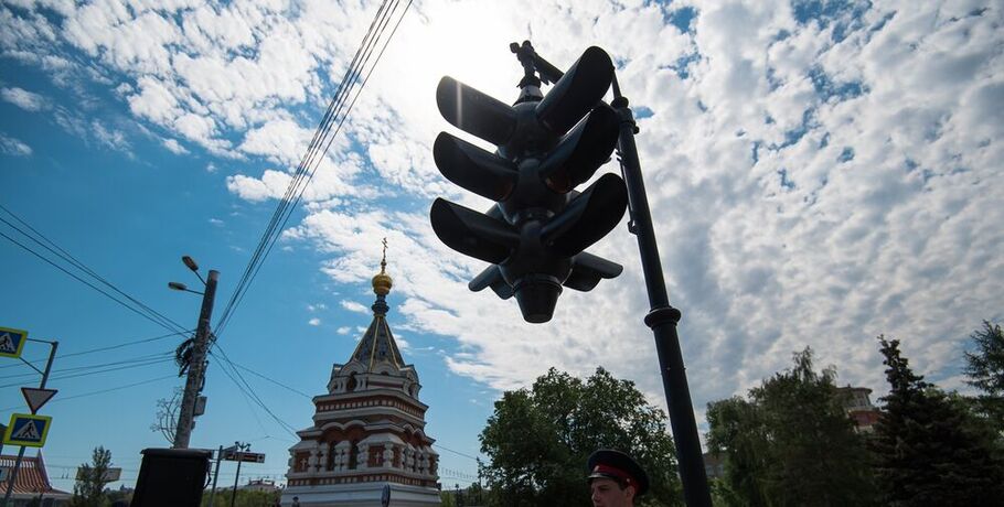 Начинали с рычагов, переключаемых вручную. Сколько лет омскому светофору