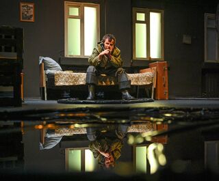 "Эпоха массового притворства". О чём спектакль "Утиная охота" в Омской драме?