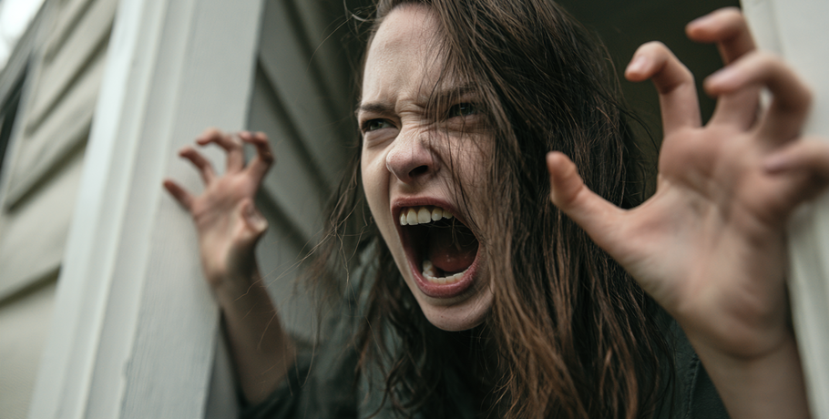 Всё в порядке? Подборка нестандартных трюков для женской самообороны