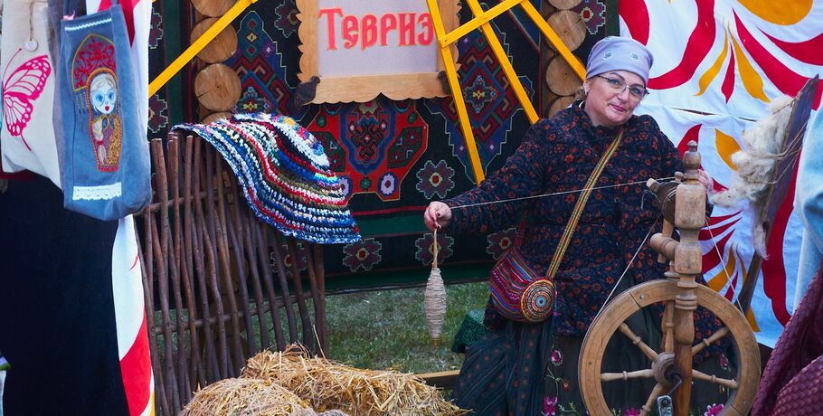 Тесно и задорно. Покровская ярмарка в Омске прошла без снега, но с танцами и угощениями