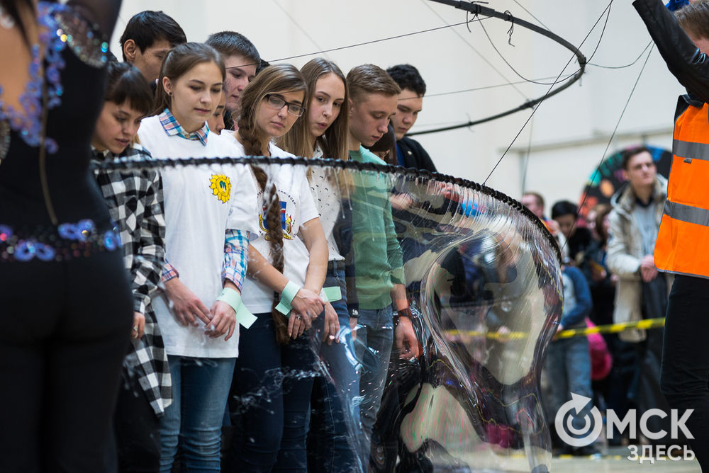 374 человека вместились в, возможно, самый большой в мире мыльный пузырь с людьми. Такое достижение тянет на рекорд Гиннесса. Подробности читайте здесь . Фото: Илья Петров