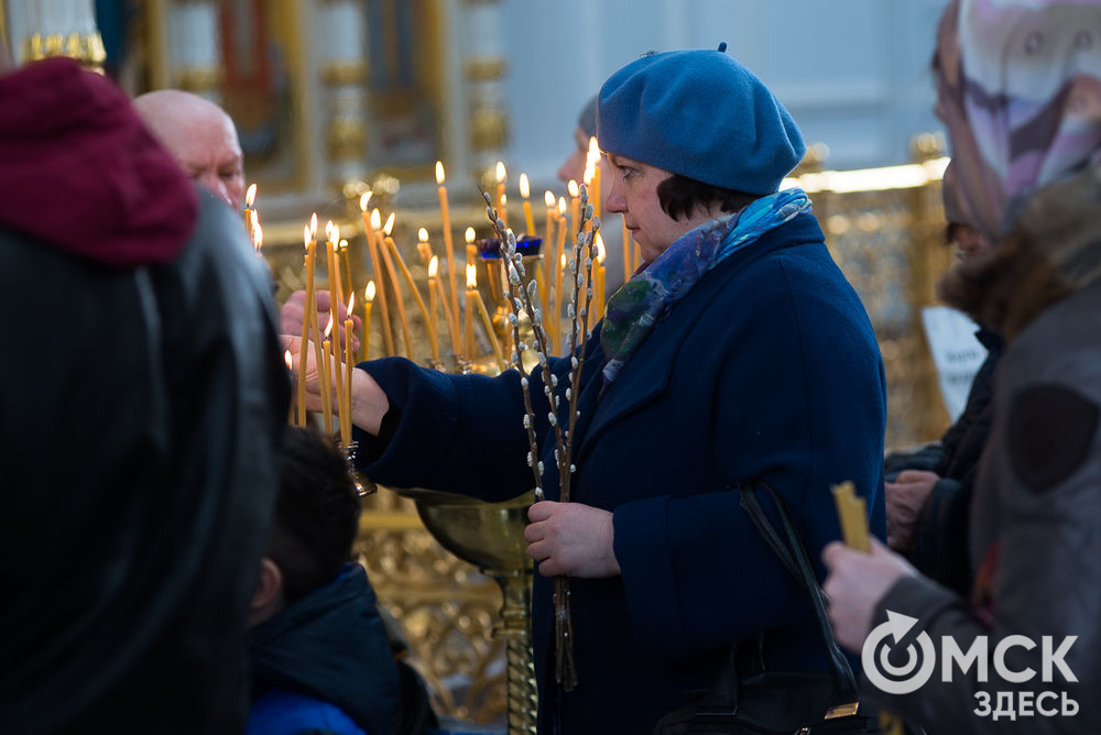 За неделю до Пасхи верующие омичи освящают ветви верб. Подробности читайте здесь . Фото: Илья Петров