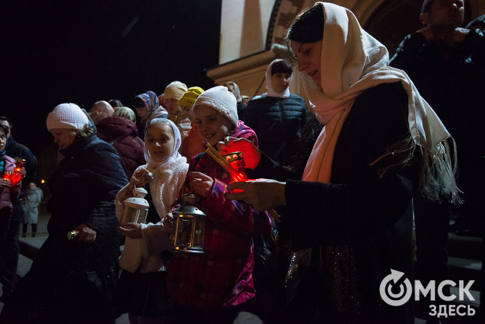Сотни омичей собрались в Успенском кафедральном соборе на Пасхальное богослужение, которое возглавил митрополит Омский и Таврический Владимир.