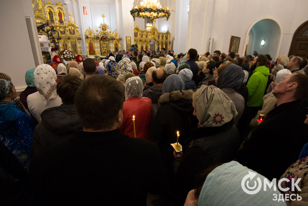 Сотни омичей собрались в Успенском кафедральном соборе на Пасхальное богослужение, которое возглавил митрополит Омский и Таврический Владимир.