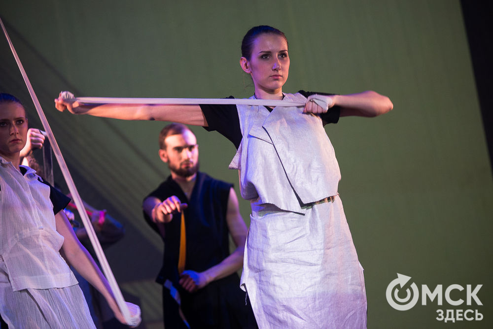 15 апреля на сцене "Арлекина" выступил коллектив театра мод. Фото: Илья Петров